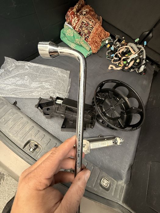 Крик,ключ за гуми  Авариен комплек Мерцедес W218, Mercedes W221,W222