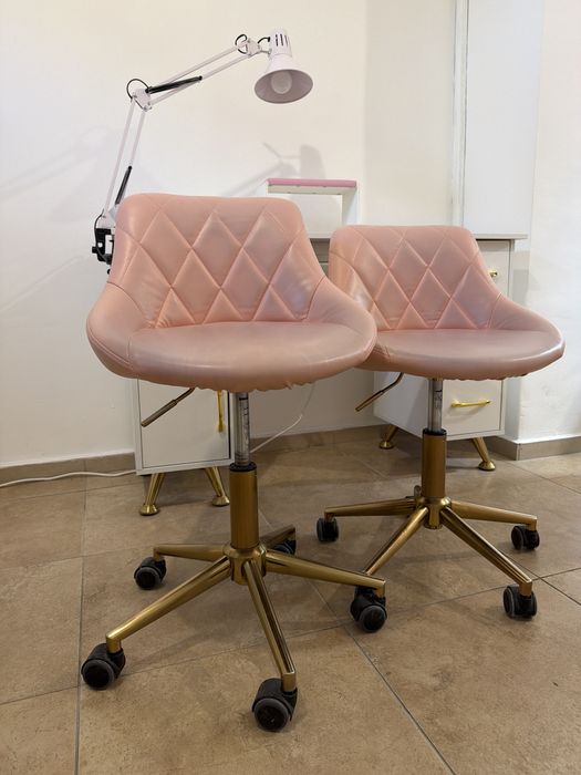 2 броя столове за козметичен салон , маникюр (използвани)  .