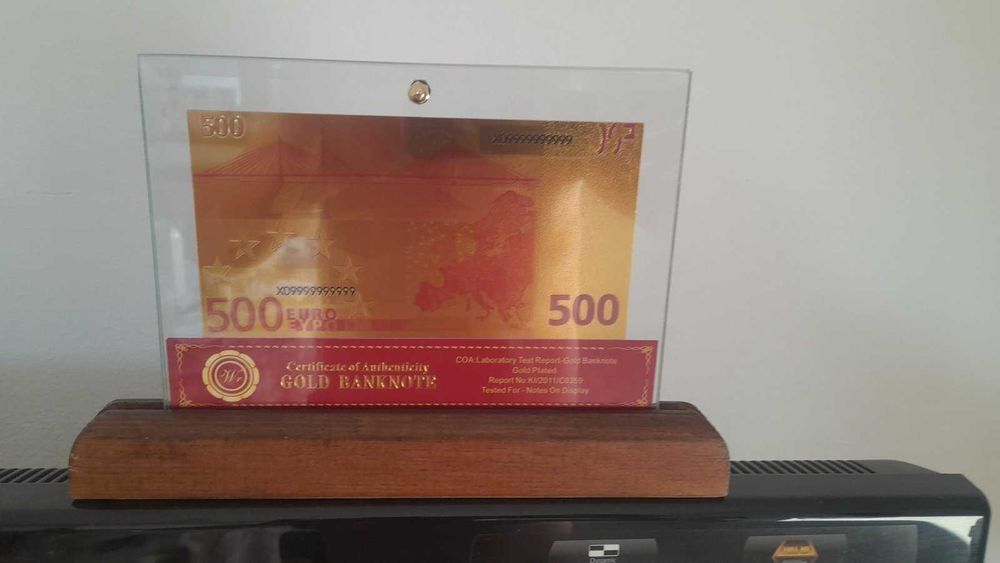 Сувенири в стъклена поставка