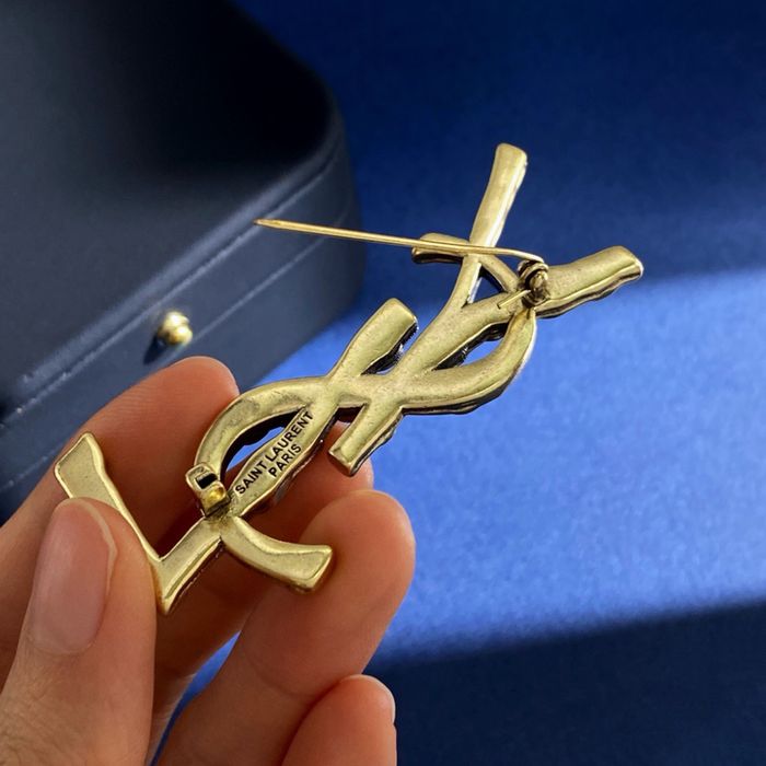 Brosa Saint Laurent Cassandre din alamă aurie !