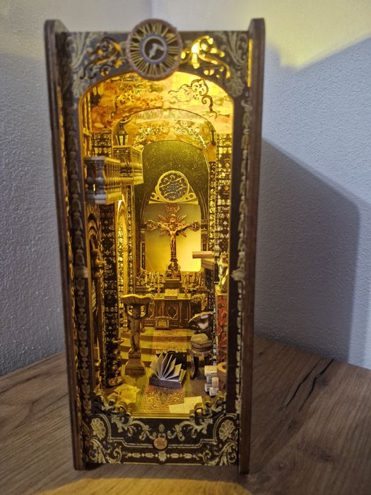 Book nook asamblat Mini catedrală