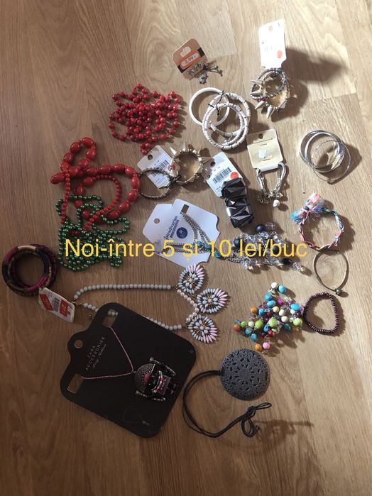 Bluza inflorata cu maneci bufante