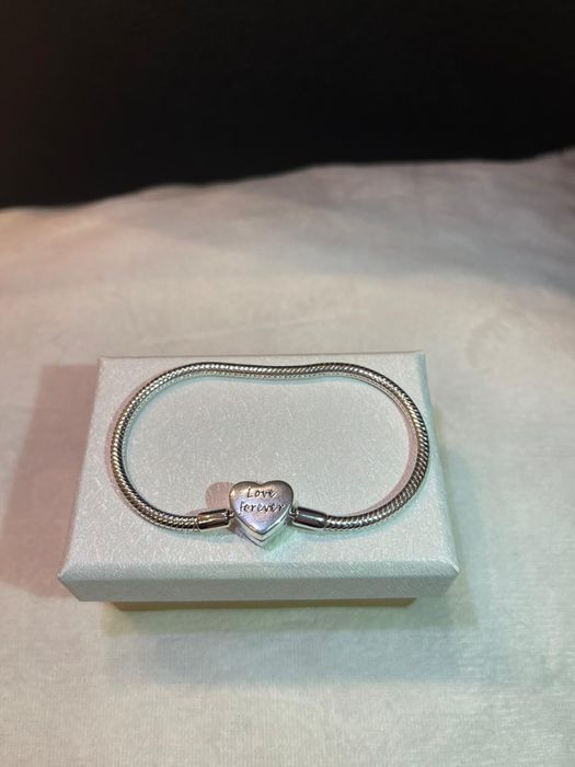 Bratara Pandora cu inima cu pietre stralucitoare