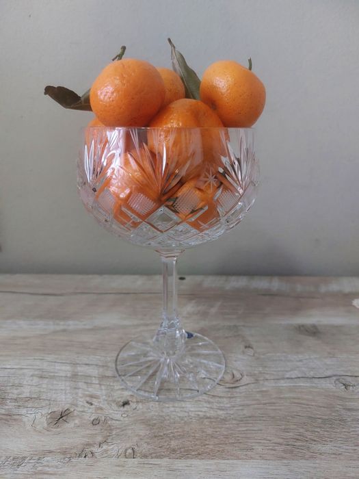 Хрустальная креманка на ножке.