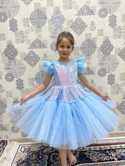 Qizlar va bolalar uchun bayram ko'ylak sotiladi