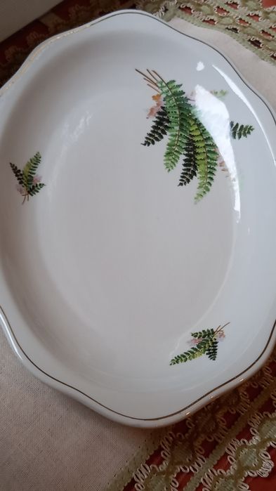 Vand 2 platouri superbe porțelan, ovale,cu model,mărimi mari