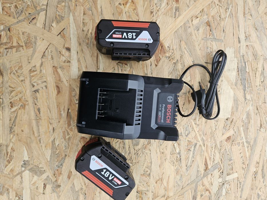 Bosch Set 2 acumulatori 18v + incarcator