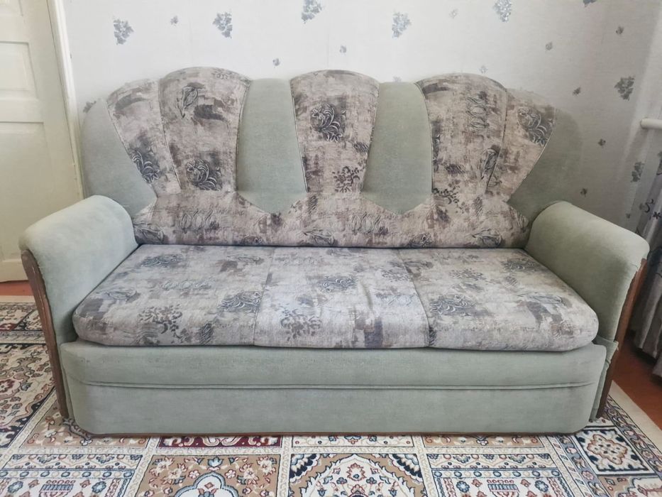 Продам диван 4 с креслами.
