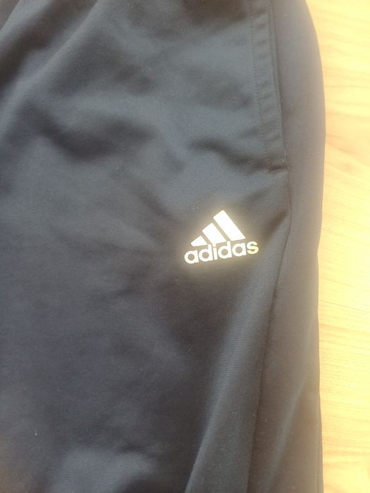 Долнище на адидас запазено.
