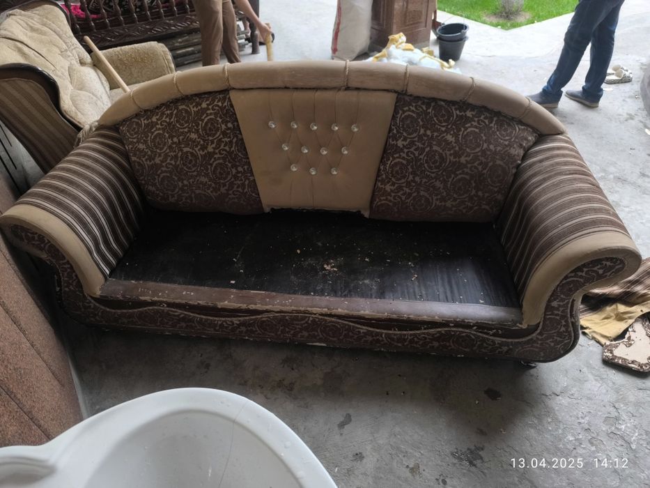 Yumshoq mebel sotiladi