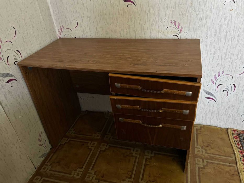 Тахта 2 шт. Полированные. Люстры. Столы.