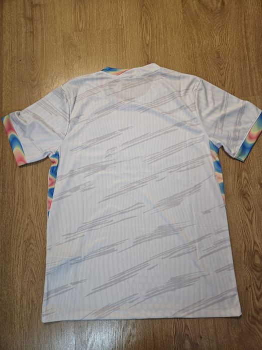 Tricou FC Barcelona alb special editon foarte rar si impresionant