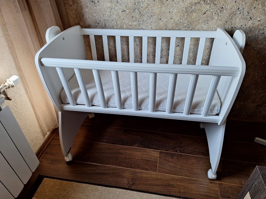 Бебешка кошара + матрак + чаршафи и музикална играчка