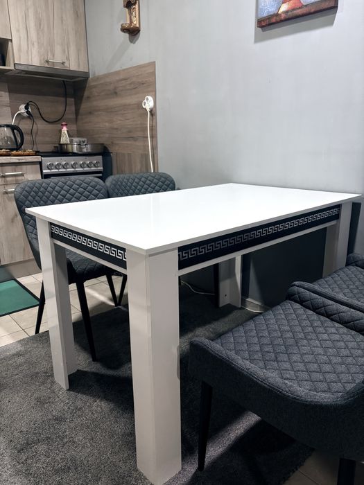 Трапезна маса бял гланц