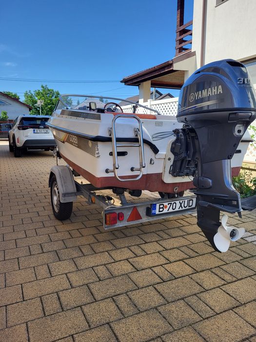 Barcă cu motor și peridoc