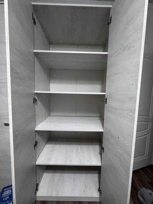 Продам распашной шкаф