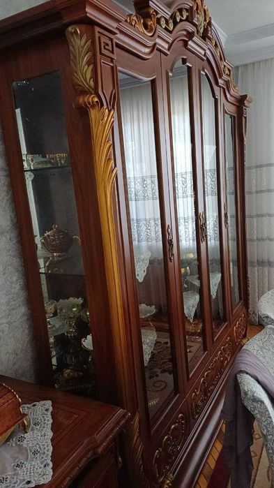 Komod, stenka, stol va stullar arzon narxda sotiladi