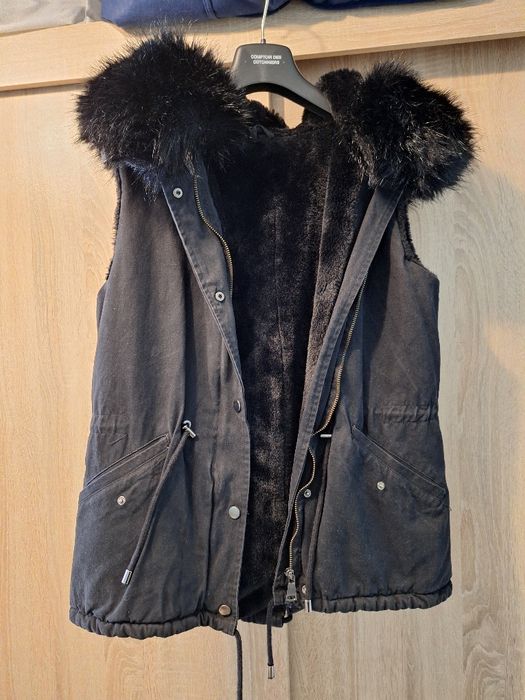 Дамски елек с обемна качулка