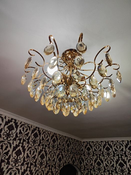 Продам люстру в отличном состоянии