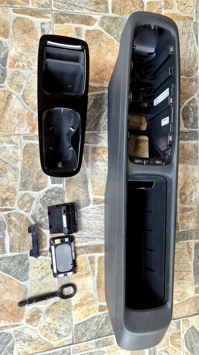 VW ID 3 центр.конзола,инд.зарядно,usb port,cup holder,антена и кука.