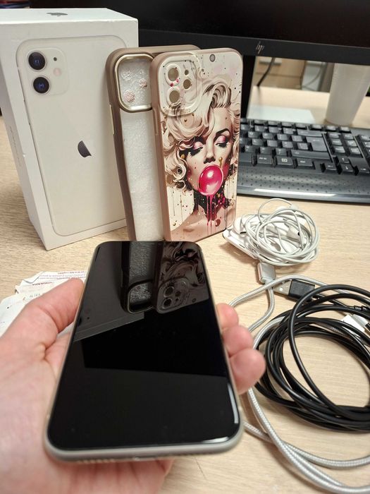 Iphone 11 alb (64Gb) stare f buna, cutie + casti + 2 huse + 2 cabluri