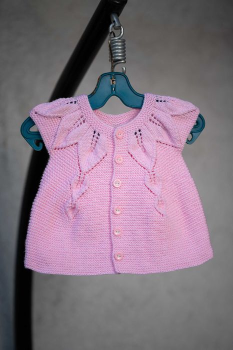 Ръчно плетени детски дрешки.