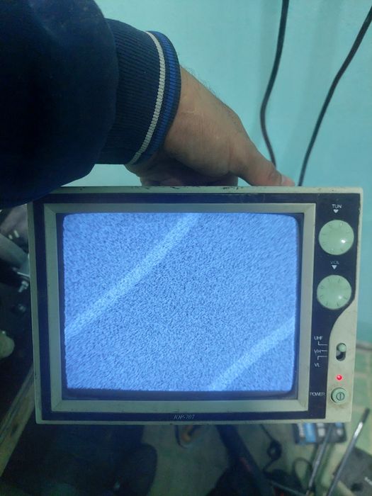 Mini Oq Qora Televizor o'zida radiosi bor sotiladi ishlaydi