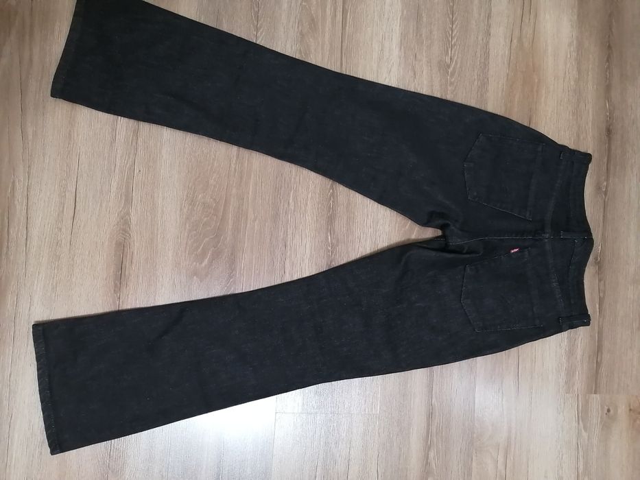 Фирменные джинсы Levi's