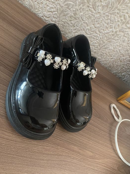 Продам детские туфли