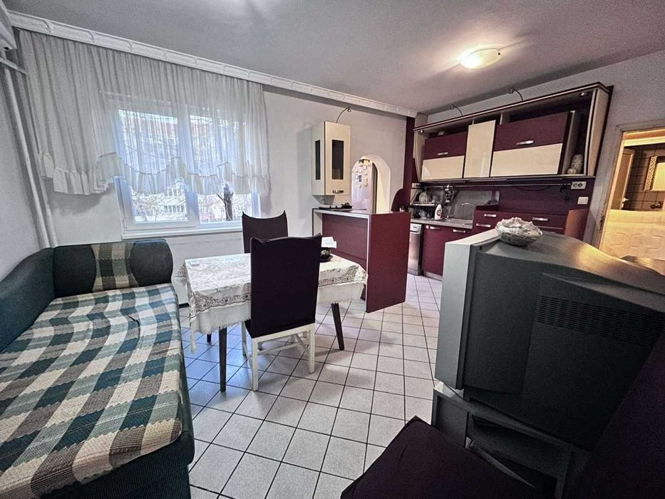 Тристаен Апартамент