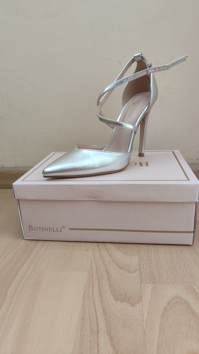 Елегантни дамски сребърни обувки – размер 36