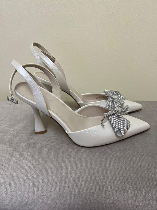 Pantofi gen stiletto albi cu accesoriu auriu noi cu cutie