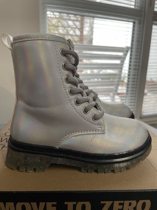 Зимни боти на LC Waikiki и обувки тип пантофки  на H&M