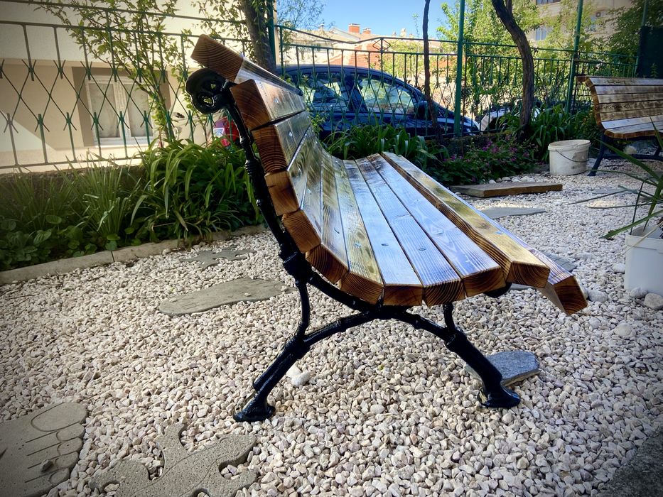 Градинска пейка