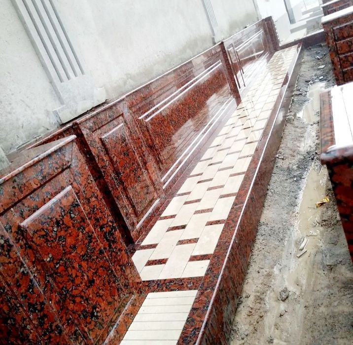 Установка Гранит на цоколь и Фасад из Натуральная Травертина