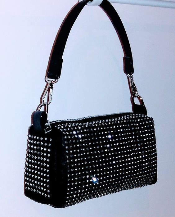 Елегантна дамска чантичка с инкрустирани камъчета