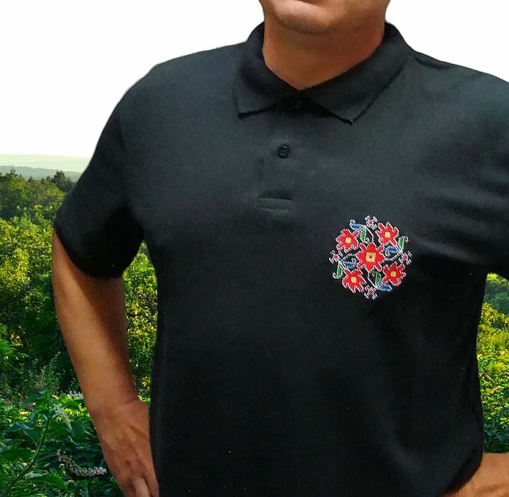 Тениски с шевици, бродирани народни мотиви.