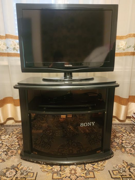 Телевизор б.у С тумбочкой