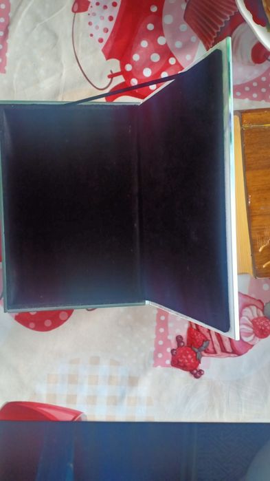 Стеклянная шкатулка с цветами.