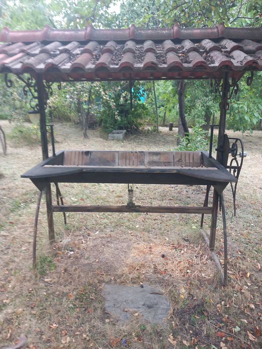 Продавам масивно барбекю