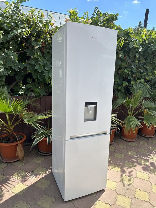 Vând frigider beko 2 metri