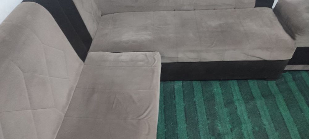 Уголок с пуфиками и падушками