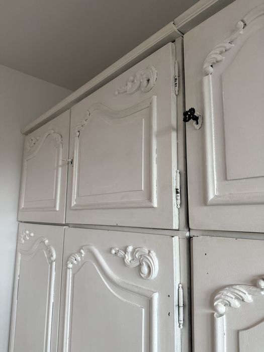 Dulap din lemn vopsit