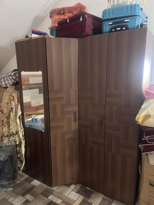 Деревянный шкаф