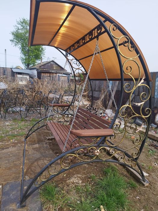 Качеля садовая с элементами ковки