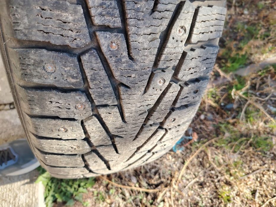 Продам зимние шины б/у 245/70 R16