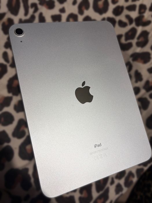 iPad 10 (Generația 10) 64GB Wi-Fi Silver – Impecabil + Husă Cadou