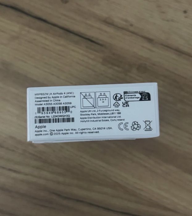 AirPods 4 ANC (active noise cancellation)