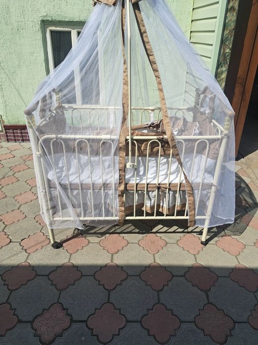 Есть 3 коляски, детский столик и манеж!