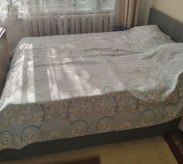 Двуспальная кровать с матрасом
